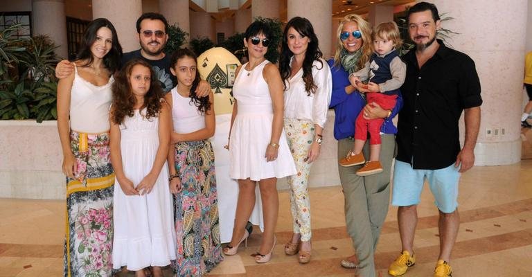 Isaac Azar, com as filhas, Sophie e Catherine, e sua Caroline, grávida do terceiro filho do casal, Cininha de Paula e a afilhada, a atriz Karina Marthin, e Adriane Galisteu, com o filho, Vittorio, e o eleito, Alexandre Iódice, relaxam no Conrad Resort & - -