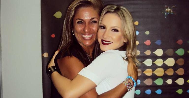 A produtora Tia Lu recebe a cantora Claudia Leitte em seu evento, na capital sergipana. - -