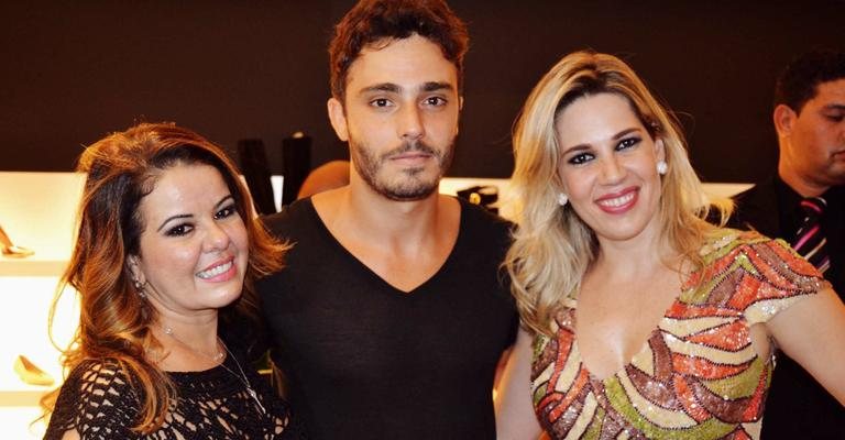 O ator Thiago Rodrigues, da trama global das 7 Guerra dos Sexos, vai à inauguração de loja de bolsas e sapatos em Goiânia e é recepcionado por Virgínia Fernandes e Juliana do Couto Miclos, ambas empresárias da marca. - -