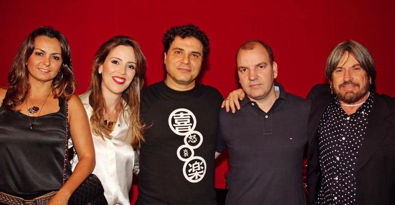 As cunhadas Geanna Resende e Alessandra Louza Resende conferem show do cantor e compositor Frejat com o empresário Alex Dumbrosck e o produtor musical Peninha, na capital goiana. - -