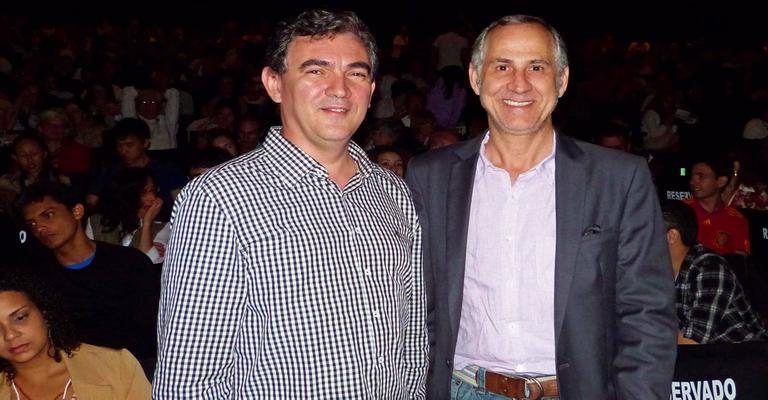 O secretário de Cultura do Paraná, Paulino Viapiana, e Marcos Cordiolli, presidente da Fundação Cultural de Curitiba, prestigiam a Orquestra Sinfônica do Paraná, na capital. - -