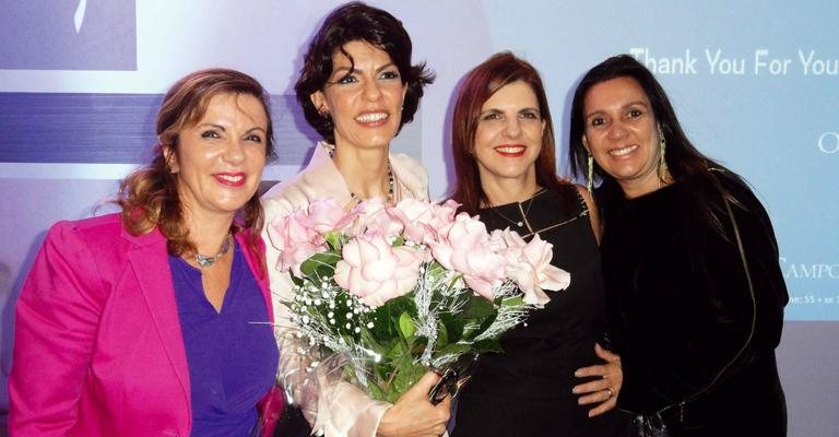 Em SP, a dermatologista Valéria Campos, segurando o buquê, apresenta novidades da área para Denise Steiner, Lisa Braun e Monica Branco. - -