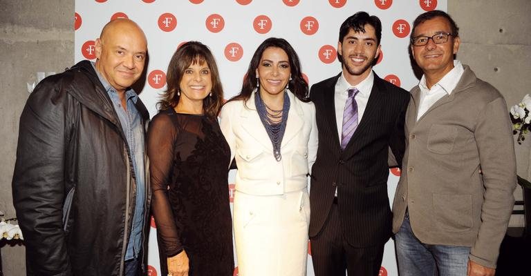 Abdul Fares (de gravata) e sua mãe, Suhaila Fares (de branco), recebem Gil Cioni, Jóia Bergamo e Olegário de Sá em sua loja, em preview de coleção de móveis de luxo, SP. - -