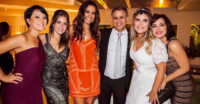 Geovanna Tominaga, Monique Alfradique, Lívia  Rossy e Regiane Alves abraçam os noivos após a celebração da boda, em casa de festas. - Fernanda Ferraro e Ramiro de Jesus