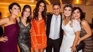 Geovanna Tominaga, Monique Alfradique, Lívia  Rossy e Regiane Alves abraçam os noivos após a celebração da boda, em casa de festas. - Fernanda Ferraro e Ramiro de Jesus