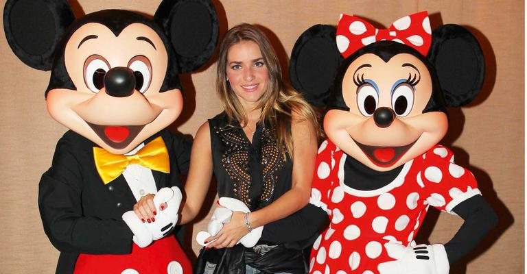 Monique Alfradique se diverte ao lado de Mickey e Minnie em uma viagem a Orlando, nos Estados Unidos. - -