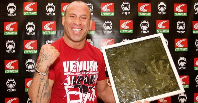 O lutador Wanderlei Silva grava as mãos em evento, SP. - -