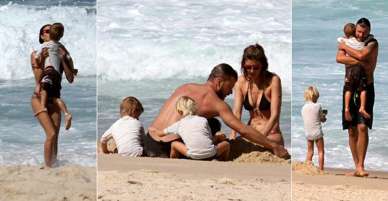 Fernanda Lima e Rodrigo Hilbert brincam com os gêmeos na praia - Wallace Barbosa/ AgNews