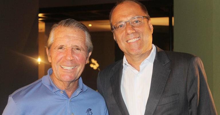 Em visita a hotel de luxo em SP, o golfista Gary Player é recebido por Alexis Pagliarini, diretor de marketing do local. - -