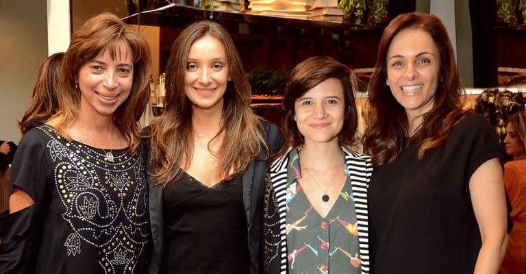 Andrea Kurbhi e Roberta Nahas lançam linha de inverno e ladeiam Sabrina Parlatore e Bianca Comparato, em SP. - -