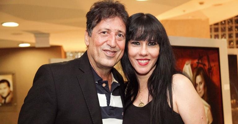 Surrey Youssef confere a exposição A Arte em Forma de Mulher, de Ana Bittar, em SP. - -