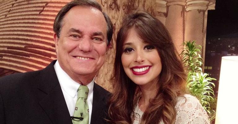 Ronnie Von recebe a cantora Luciana Pires na atração da TV Gazeta, SP. - -