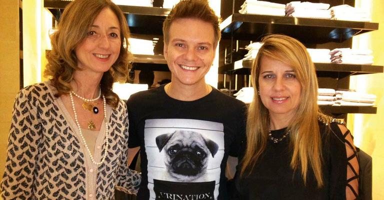 Com a RP Rosana Beni, a stylist Malena Russo produz Michel Teló para o prêmio Billboard, em Miami, com look exclusivo by Ricardo Almeida, na loja do estilista, em SP. - -