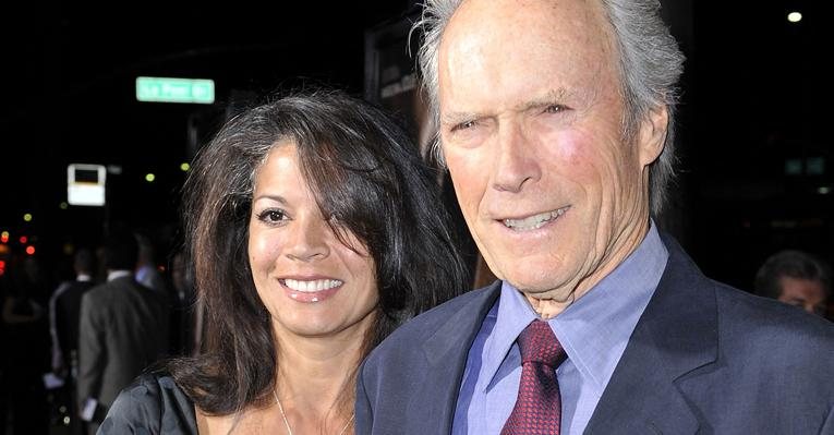 Clint Eastwood com a mulher Dina Ruiz - Getty Images