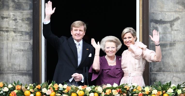 Agora Princesa dos Países Baixos, Beatrix acena para a população ao lado do novo rei da Holanda, seu filho Willem-Alexander, e a esposa, a rainha Consorte Máxima - Getty Images