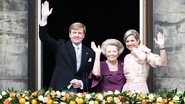 Agora Princesa dos Países Baixos, Beatrix acena para a população ao lado do novo rei da Holanda, seu filho Willem-Alexander, e a esposa, a rainha Consorte Máxima - Getty Images