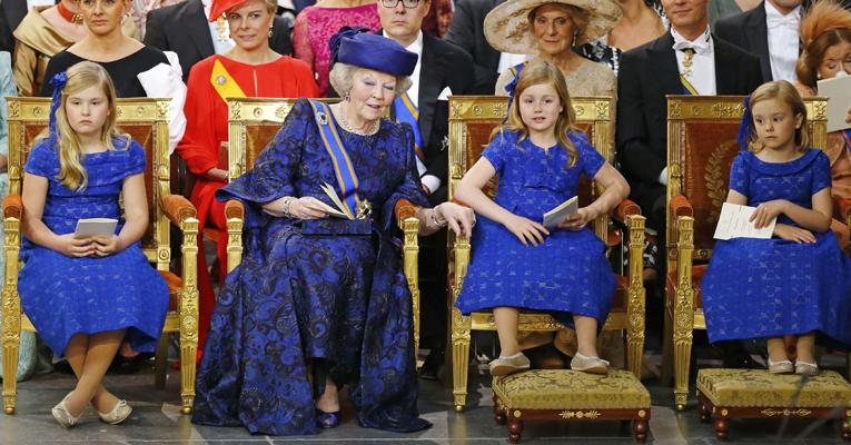 Princesa Beatrix acompanhada das netas, as princesas Catharina-Amalia, Alexia e Ariane na cerimônia religiosa da coroação de Willem-Alexander, na Holanda - Reuters