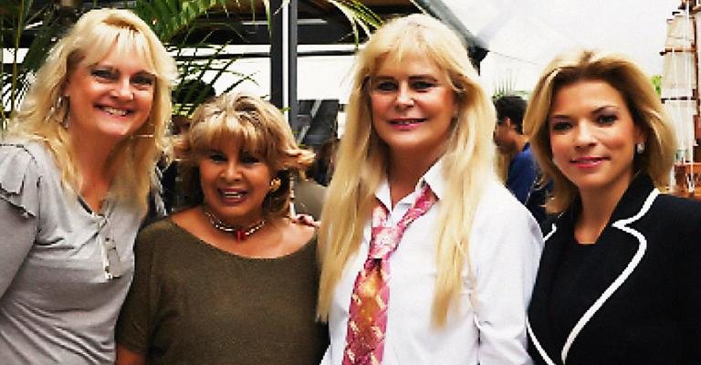 Betty Abrahão festeja mais um ano entre as amigas Bya Barros, Georgia Viana e Nina Kuznetzow (à esq.), em SP. - -