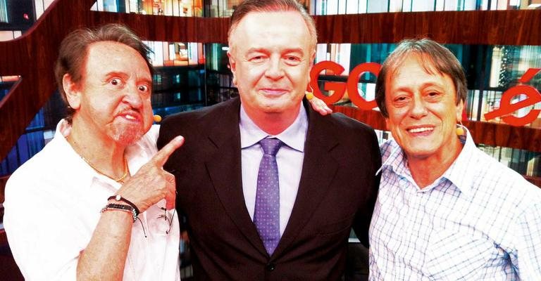 Marcelo Mansfield, ladeado por Carlos Villagrán, intérprete do Kiko no seriado do SBT, e Nelson Machado, dublador do personagem, no Agora é Tarde, da Band, SP. - -