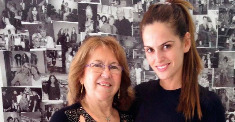 Nilta Murcelli coloca franja na top Izabel Goulart. - -