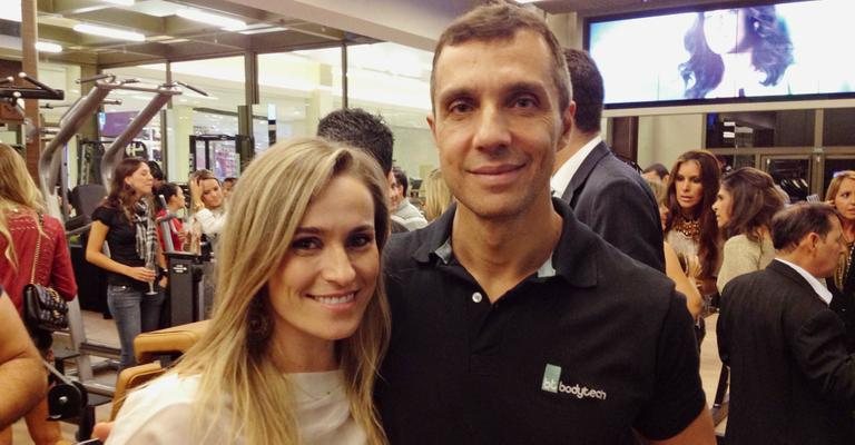 Carolina Romanini saúda João Paulo Diniz, que abre filial de academia em shopping. - -