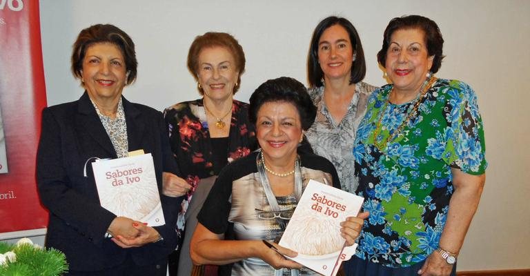 Ivonete Lutfalla Chede (à frente) lança seu livro Sabores da Ivo e recebe o carinho das amigas Anna Maria Tuma Zacharias, Ivone Sallum Maksoud, Sandra Lutfalla Zarzur e Stella Camasmie Taleb, na capital paulista. - -