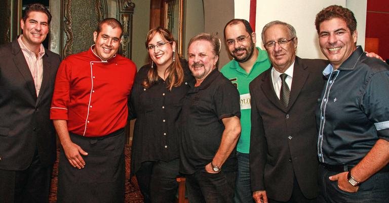 Euripedes Faria (de gravata) na reabertura de seu restaurante com o cantor Marcelo Gasparini, o chef da casa, Douglas Guimarães, a gerente, Andressa Faria, o estilista Salvatore Laureano, o paisagista Ricardo Sinioto e  o irmão de Marcelo, Mauricio, - -