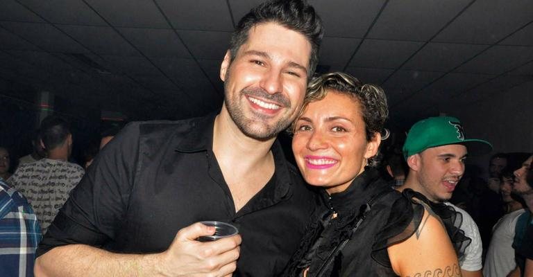 Os amigos atores Rick Sadocco e Rafaela Fischer curtem festa animada no Rio. - -