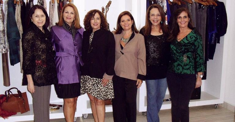 Em SP, as empresárias Cida Gomes e Sonia Ladeira de Matos e a manager Maria Nadir Camargo conferem o coquetel de lançamento da coleção outono/inverno da loja de Giselda Armentano, felicitada ainda pela produtora cultural Maria Emília Genovesi e pela irmã, - -