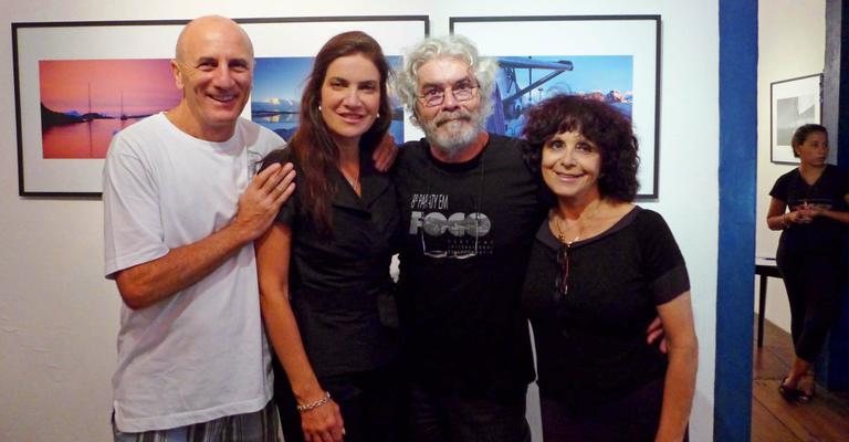 Em Paraty, Rio, o chef Basilio Muscara saúda Marina Klink, mulher de Amyr Klink, que leva a sua mostra de fotos Antártica, a Última Fronteira, extraída do livro homônimo, à Galeria Zoom, de Giancarlo Mecarelli, com curadoria de Maxime Delmontte - -