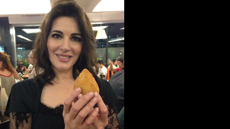 Nigella Lawson prova coxinha em padaria de São Paulo - Reprodução TwitterPic