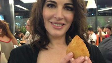 Nigella Lawson prova coxinha em padaria de São Paulo - Reprodução TwitterPic