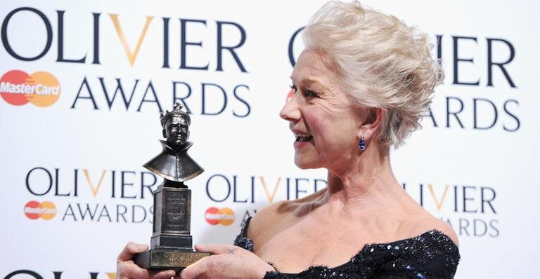 A atriz britânica Helen Mirren exibe o prêmio Lawrence Olivier de melhor atriz, que ganhou em abril pela peça "The Audience" - Ben A. Pruchnie/Getty Images