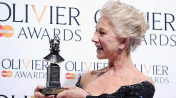 A atriz britânica Helen Mirren exibe o prêmio Lawrence Olivier de melhor atriz, que ganhou em abril pela peça "The Audience" - Ben A. Pruchnie/Getty Images