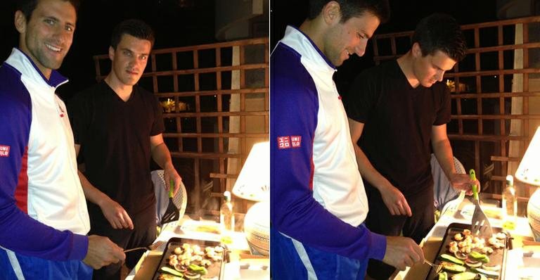 Novak Djokovic  prepara churrasco de vegetais e camarão - Reprodução/Facebook