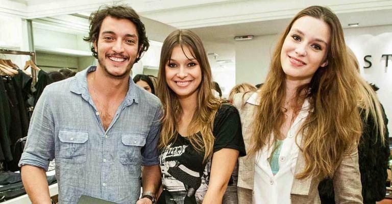 O casal de atores Allan Souza Lima e Day Mesquita e a top model Monique Olsen prestigiam inauguração de loja de grife feminina Bobstore no shopping Villa Lobos, em SP. - -