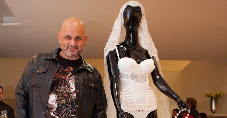 O stylist Thidy Alvis exibe criação para linha de lingeries voltadas para noivas, em SP. - -