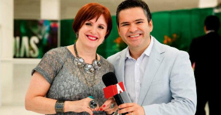 Vera Masi fala sobre bijoux a Alex Ruivo, da Record News. - -