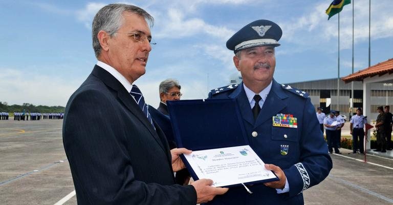 Antonio Teixeira Maglione, gerente de resort, recebe título de Membro Honorário da Força Aérea Brasileira do majorbrigadeiro Marco Antonio Carballo Perez, em Manaus. - -