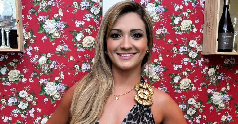 A elegante advogada Juliana Barros abre a casa para jantar, em Rondonópolis. - -