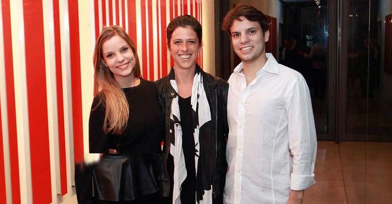 A artista alemã Katinka Pilscheur inaugura mostra em galeria dirigida pelos irmãos Laura e Guilherme Simões de Assis, em Curitiba, Paraná. - -