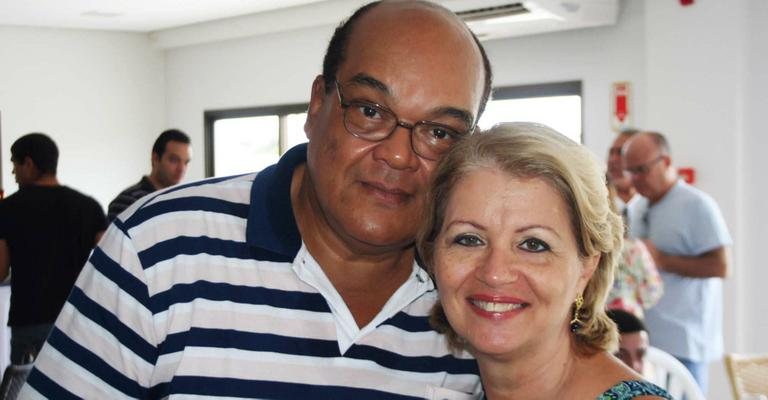 O ortopedista Carlos Peçanha festeja seus 60 anos com a mulher, Juçara Conte Peçanha, em Cuiabá, MT. - -