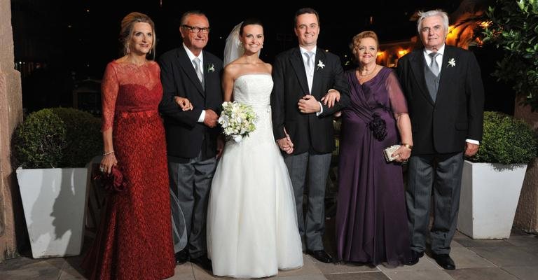 O casal Maria Cecilia e José Luiz Sperb celebra o casamento da filha Maria Quitéria Sperb com Rafael Scheibe, ao lado de seus pais, Ivania Scheibe e João Carlos Scheibe, em Porto Alegre. - -