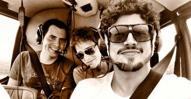 Caio Castro pilota helicóptero com Jonatas Faro - Instagram/Reprodução