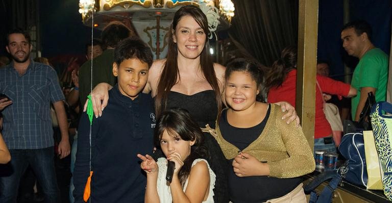 Simony com os filhos Aysha, Ryan e Pyetra - ©Samuel Chaves / S4 PHOTOPRESS