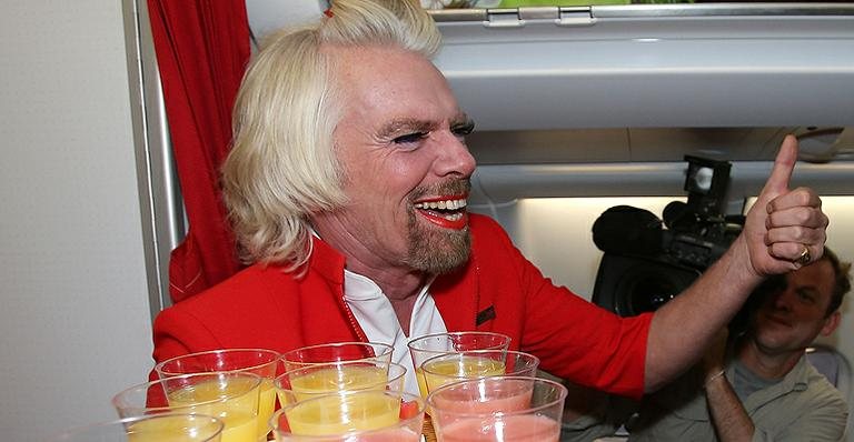 O bilionário britânico Richard Branson se vestiu de aeromoça para pagar aposta - Paul Kane/Getty Images