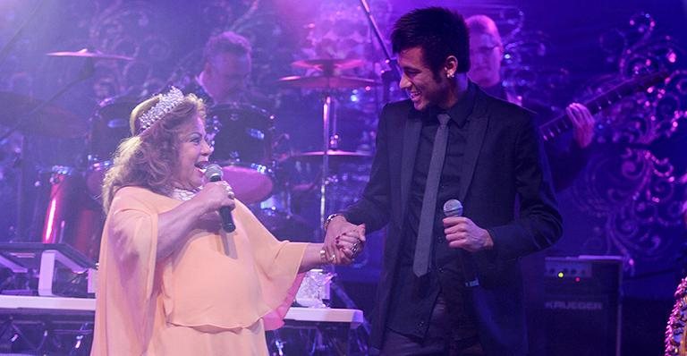 Neymar foi um dos convidados especiais da festa que comemorou os 84 anos da cantora Ângela Maria - AgNews