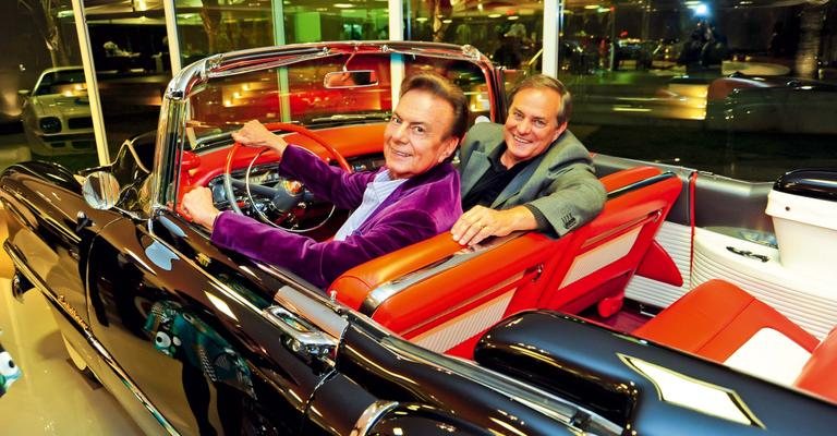 O aniversariante em um Cadillac 1954 conversível com Ronnie. - João Passos/ Brasil Fotopress