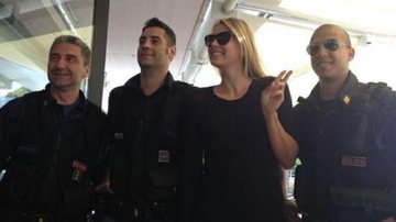 Maria Sharapova brinca com policiais italianos - Reprodução/Facebook