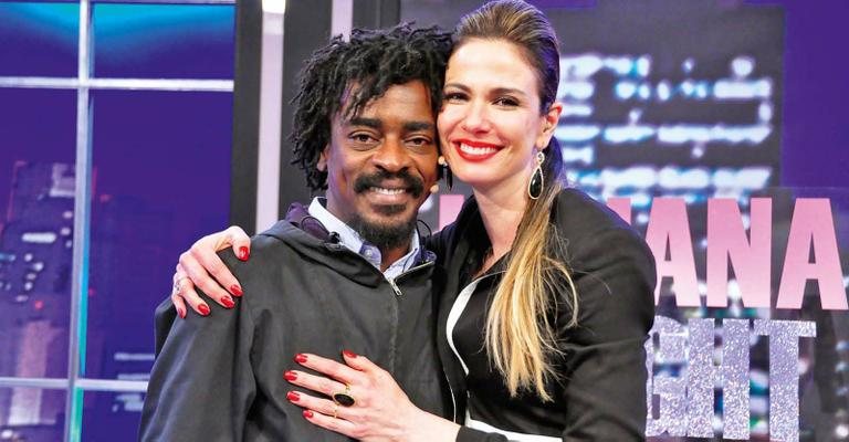 Luciana Gimenez recebe Seu Jorge na sua atração da RedeTV!, na Grande SP. - -